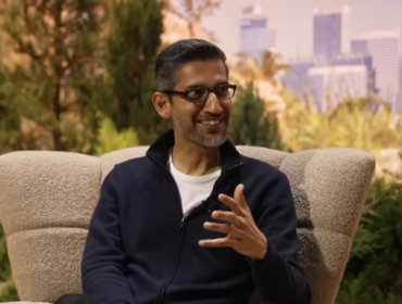 CEO Alphabet dan Google, Sundar Pichai mengungkapkan reaksi dan pandangannya ketika OpenAI tiba-tiba merilis chatbot AI fenomenal, ChatGPT pada November 2022. Foto: (YouTube/ Salesforce)