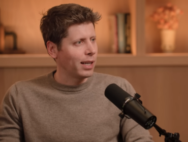 CEO OpenAI Sam Altman buka suara soal perkembangan perangkat berbasis AI yang sedang digarap perusahaannya bersama mantan Kepala Desain iPhone, Jony Ive. Foto: (YouTube/ OpenAI)