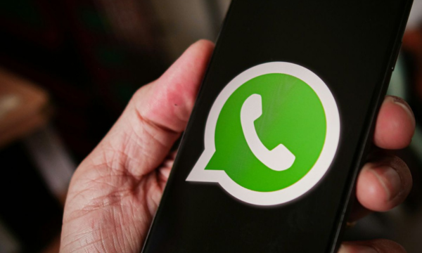 Ilustrasi aplikasi WhatsApp. Foto:(Unsplash/Grant Davies)