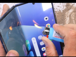 Ketika layar Samsung Z Fold 7 dibakar.(Foto: YouTube/ JerryRigEverything)