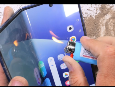 Ketika layar Samsung Z Fold 7 dibakar.(Foto: YouTube/ JerryRigEverything)
