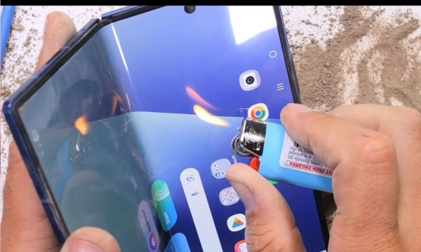 Ketika layar Samsung Z Fold 7 dibakar.(Foto: YouTube/ JerryRigEverything)