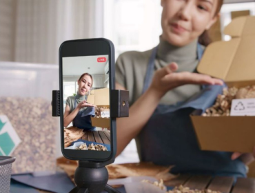 Pemerintah konsisten mendorong UMKM naik kelas. Salah satunya melalui inisiatif UMKM Go Digital, sebuah gerakan untuk mengajak pelaku usaha memanfaatkan teknologi digital dalam menjalankan bisnis mereka.(Foto: DOK. Shutterstock/Chay_Tee.)