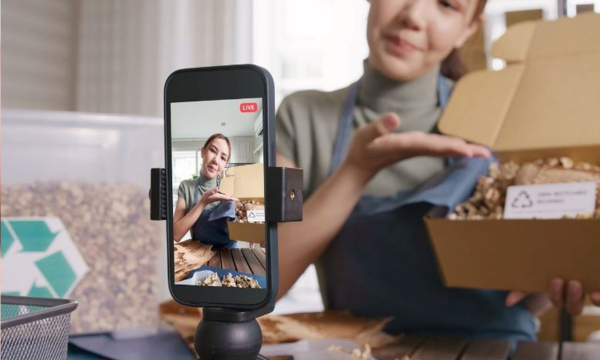 Pemerintah konsisten mendorong UMKM naik kelas. Salah satunya melalui inisiatif UMKM Go Digital, sebuah gerakan untuk mengajak pelaku usaha memanfaatkan teknologi digital dalam menjalankan bisnis mereka.(Foto: DOK. Shutterstock/Chay_Tee.)