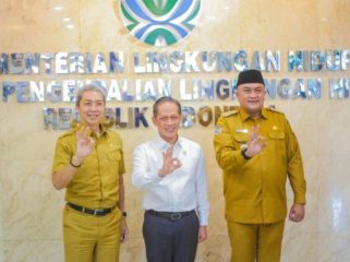Menteri LH Hanif Faisol bersama Wali Kota dan Bupati Bogor. (foto: kominfo Kota Bogor)
