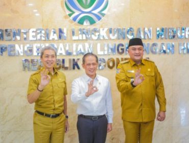Menteri LH Hanif Faisol bersama Wali Kota dan Bupati Bogor. (foto: kominfo Kota Bogor)