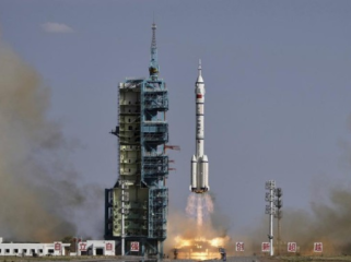 Misi peluncuran antariksa China. (Foto: AP/Andy Wong)