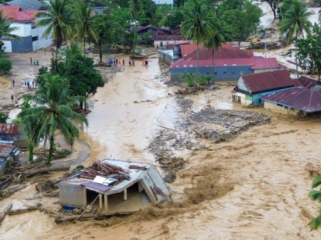 Para operator seluler tengah berusaha memulihkan jaringan telekomunikasi di Sumatera yang bermasalah karena bencana banjir dan longsor. (Foto: ANTARA FOTO/Iggoy el Fitra)