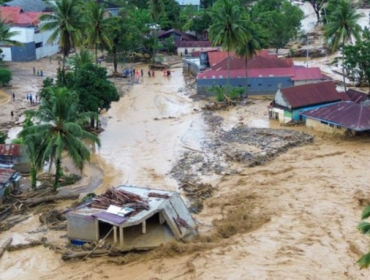 Para operator seluler tengah berusaha memulihkan jaringan telekomunikasi di Sumatera yang bermasalah karena bencana banjir dan longsor. (Foto: ANTARA FOTO/Iggoy el Fitra)