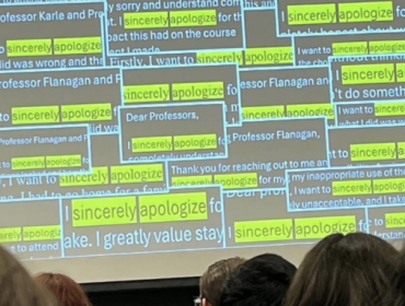 Ratusan mahasiswa di University of Illinois ketahuan nitip absen dalam kelas sains data. Ironisnya, ketika diminta untuk menulis surat permintaan maaf, sebagian besar dari mereka justru kembali menggunakan AI untuk menulisnya.(The Verge)