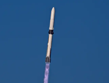 Roket New Glenn milik Blue Origin meluncurkan dua pesawat antariksa NASA ke Mars pada Kamis (13/11/2025) waktu Amerika Serikat.(Foto: John Raoux/AP)