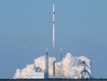 Roket New Glenn milik Blue Origin meluncurkan dua pesawat antariksa NASA ke Mars pada Kamis (13/11/2025) waktu Amerika Serikat.(Foto: John Raoux/AP)