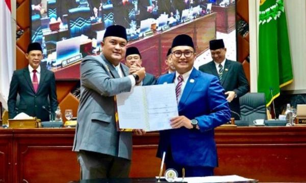 Bupati Bogor (kiri) Rudy Susmanto dan Ketua DPRD Kab. Bogor Sastra Winara. (foto: ist)