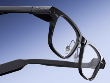 Seperti kacamata Ray-Ban Meta, pengguna Alibaba Quark AI Glasses juga bisa berinteraksi lewat suara atau sentuhan, mulai dari menerjemahkan percakapan secara real time, mencatat rapat otomatis, mengenali objek, sampai memotret dan merekam video dari sudut pandang pengguna (POV). (Foto: Alibaba)