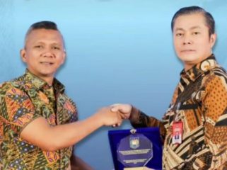 Wakil Wali Kota Bogor Jenal Mutaqin menerima penghargaan dari Kemendagri. (foto: ist)