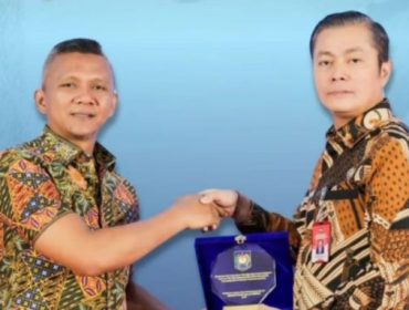 Wakil Wali Kota Bogor Jenal Mutaqin menerima penghargaan dari Kemendagri. (foto: ist)