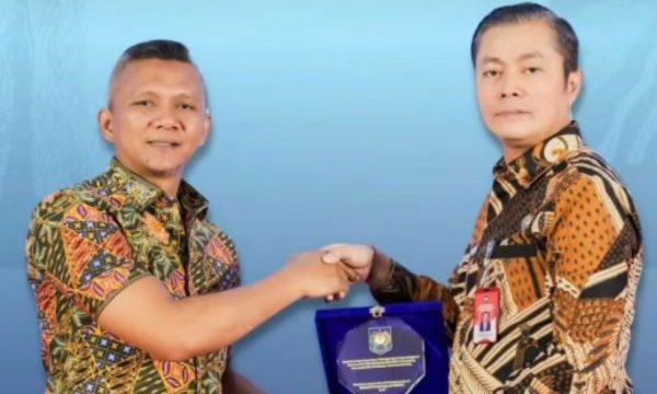 Wakil Wali Kota Bogor Jenal Mutaqin menerima penghargaan dari Kemendagri. (foto: ist)