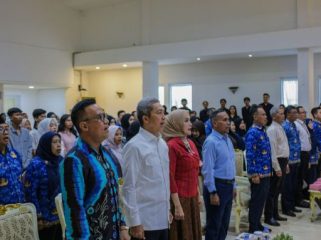 Wali Kota Bogor, Dedie A. Rachim, bersama Ketua Tim Penggerak Pemberdayaan dan Kesejahteraan Keluarga (TP PKK) Kota Bogor, Yantie Rachim, resmi dikukuhkan sebagai Ayah dan Bunda Generasi Berencana (GenRe) Kota Bogor periode 2025–2027. (foto: Kominfo Kota Bogor)