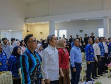 Wali Kota Bogor, Dedie A. Rachim, bersama Ketua Tim Penggerak Pemberdayaan dan Kesejahteraan Keluarga (TP PKK) Kota Bogor, Yantie Rachim, resmi dikukuhkan sebagai Ayah dan Bunda Generasi Berencana (GenRe) Kota Bogor periode 2025–2027. (foto: Kominfo Kota Bogor)