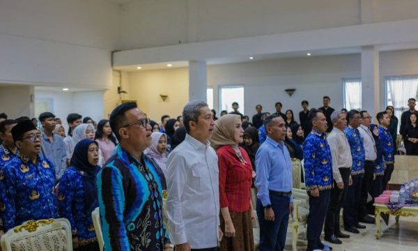 Wali Kota Bogor, Dedie A. Rachim, bersama Ketua Tim Penggerak Pemberdayaan dan Kesejahteraan Keluarga (TP PKK) Kota Bogor, Yantie Rachim, resmi dikukuhkan sebagai Ayah dan Bunda Generasi Berencana (GenRe) Kota Bogor periode 2025–2027. (foto: Kominfo Kota Bogor)
