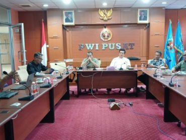 Rapat Tim Penyempurnaan AD ART PWI dipimpin Ketua Tim, Zulkifli Gani Ottoh, yang juga Ketua Bidang Organisasi PWI Pusat. (foto: pwi)