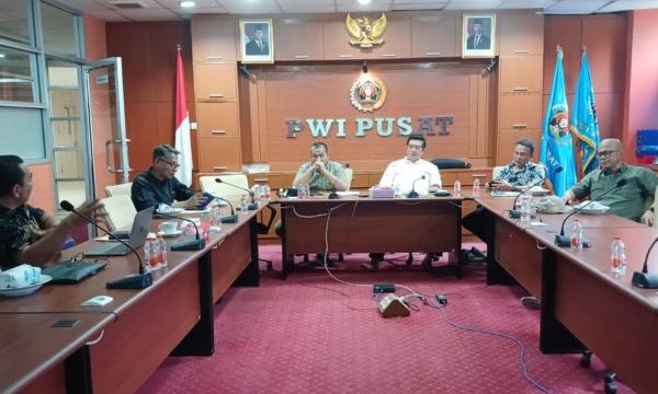 Rapat Tim Penyempurnaan AD ART PWI dipimpin Ketua Tim, Zulkifli Gani Ottoh, yang juga Ketua Bidang Organisasi PWI Pusat. (foto: pwi)