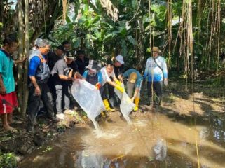 Penyebaran benih ikan di Situ Gadog Depok. (foto:beritadepokgoid)