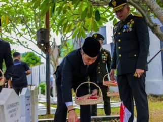 Tabur bunga di hari pahlawan. (foto: Kominfo Kota Bogor)