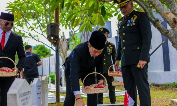 Tabur bunga di hari pahlawan. (foto: Kominfo Kota Bogor)