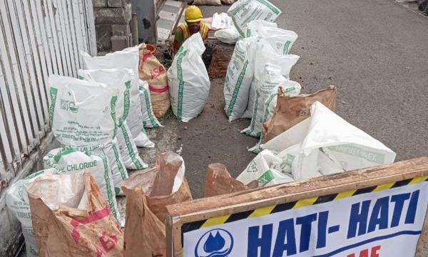 Pergantian pipa di Jalan Merdeka. (foto: Humas Tirta Pakuan)