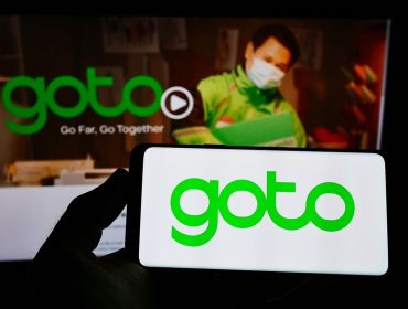 Ilustrasi logo GOTO. (Foto: SHUTTERSTOCK/WIRESTOCK CREATORS)