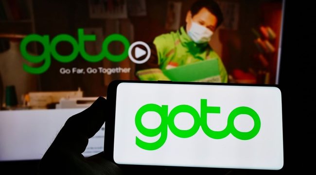 Ilustrasi logo GOTO. (Foto: SHUTTERSTOCK/WIRESTOCK CREATORS)