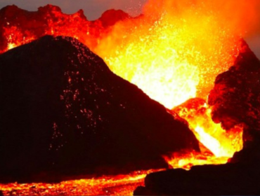 Ilustrasi gunung api meletus. Foto: Two Continents