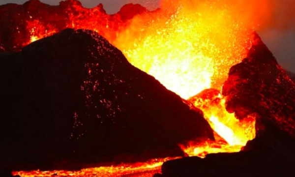 Ilustrasi gunung api meletus. Foto: Two Continents