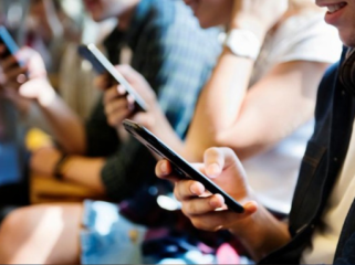 Ilustrasi main HP. Foto: Shutterstock