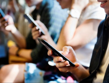 Ilustrasi main HP. Foto: Shutterstock