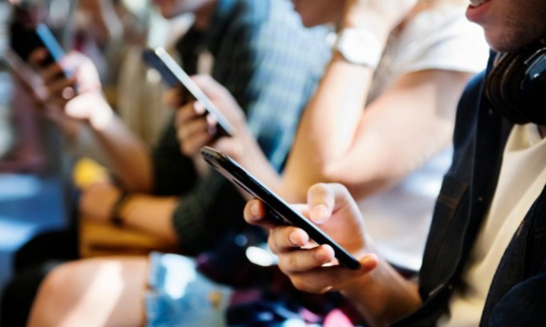 Ilustrasi main HP. Foto: Shutterstock