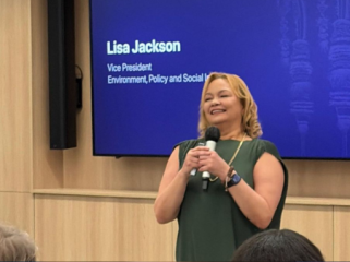 Lisa Jackson, VP Environment, Policy and Social Initiatives di acara kelulusan Developer Academy di Bali, Kamis (11/12/2025). (Foto: KOMPAS.com/Reska K. Nistanto.)