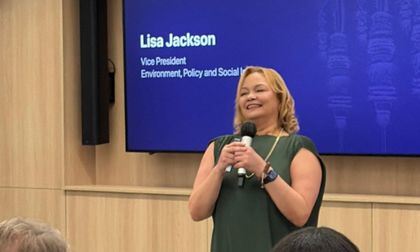 Lisa Jackson, VP Environment, Policy and Social Initiatives di acara kelulusan Developer Academy di Bali, Kamis (11/12/2025). (Foto: KOMPAS.com/Reska K. Nistanto.)