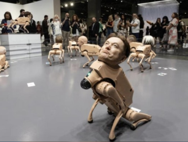 Ludes! Robot Anjing Wajah Elon Musk & Mark Zuckerberg Terjual Rp 1,5 M Foto: Art Basel Miami