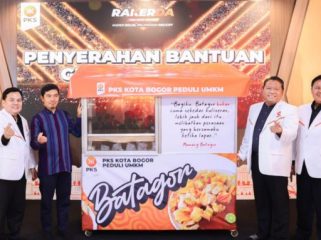 PKS Kota Bogor bagikan gerobak gratis. (foto:pks)