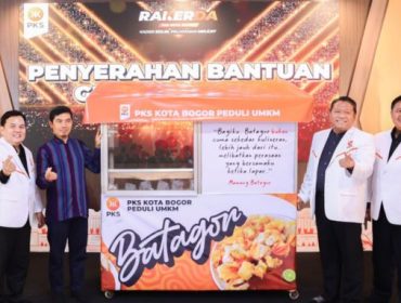 PKS Kota Bogor bagikan gerobak gratis. (foto:pks)