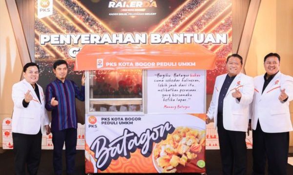 PKS Kota Bogor bagikan gerobak gratis. (foto:pks)