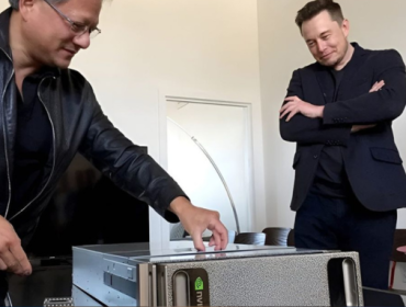 Serah terima unit DGX-1 dari Jensen Huang ke Elon Musk pada 2016 yang kemudian menjadi titik balik sejarah teknologi modern. Mesin yang diantar CEO Nvidia itu digunakan oleh tim OpenAI untuk melatih model-model kecerdasan buatan awal mereka. (foto: wccftech)