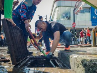 Wakil Wali Kota Bogor Jenal Mutaqien tengah membersihkan selokan di Jalan Surken. (Foto: Kominfo)