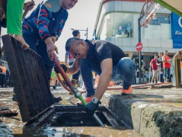 Wakil Wali Kota Bogor Jenal Mutaqien tengah membersihkan selokan di Jalan Surken. (Foto: Kominfo)