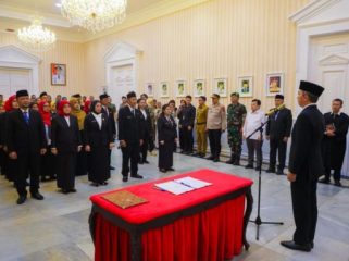 Wali Kota Bogor Dedie A Rachim melantik Dirut RSUD dan Kepala Disnaker, serta puluhan Kepala Sekolah, Senian (22//12/2025). (foto: kominfo)