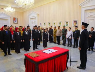 Wali Kota Bogor Dedie A Rachim melantik Dirut RSUD dan Kepala Disnaker, serta puluhan Kepala Sekolah, Senian (22//12/2025). (foto: kominfo)