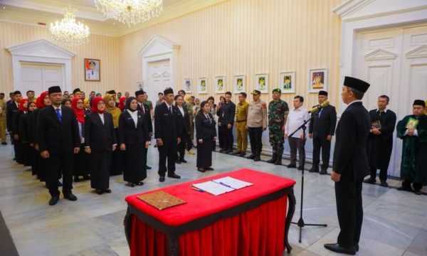 Wali Kota Bogor Dedie A Rachim melantik Dirut RSUD dan Kepala Disnaker, serta puluhan Kepala Sekolah, Senian (22//12/2025). (foto: kominfo)
