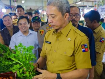 Wali Kota Bogor Dedie Rachim pastikan stok pangan aman jelang nataru. (foto: Kominfo)